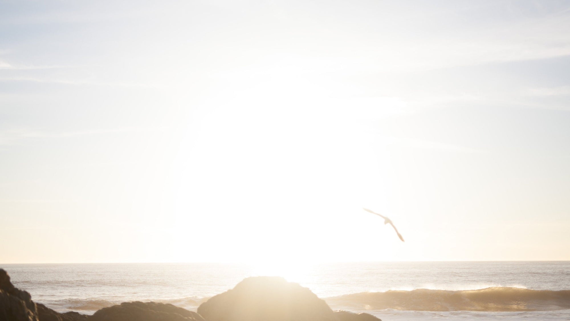 Bright sun over the ocean horizon